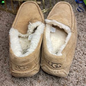 Barely worn men size 8 UGG slippers!